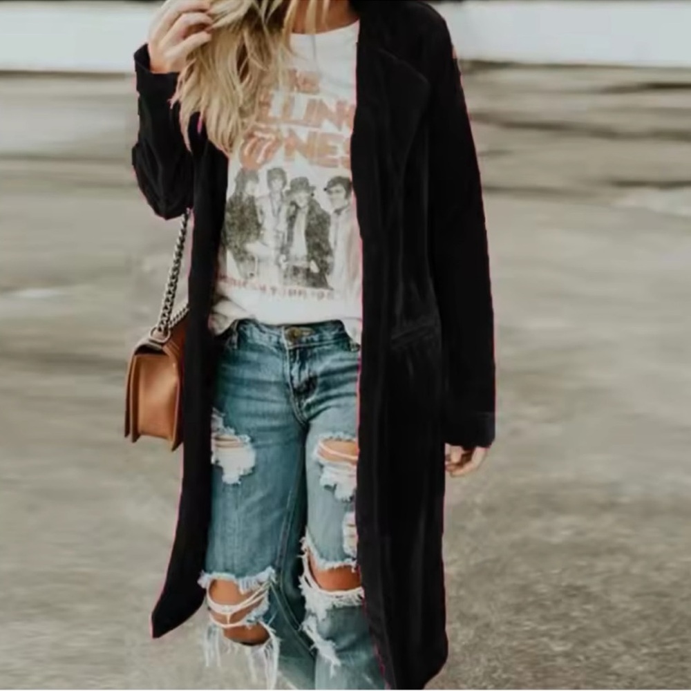 Velvet Duster In Black With Pockets, NWT, Size 6-8(M)
$69 $98 Size: M/L